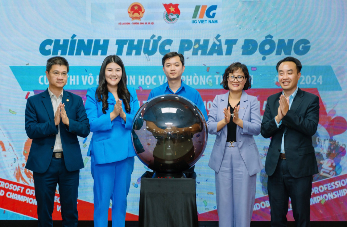 Các đại biểu thực hiện nghi thức phát động cuộc thi. Ảnh: Lưu Trinh Các đại biểu thực hiện nghi thức phát động cuộc thi. Ảnh: Lưu Trinh