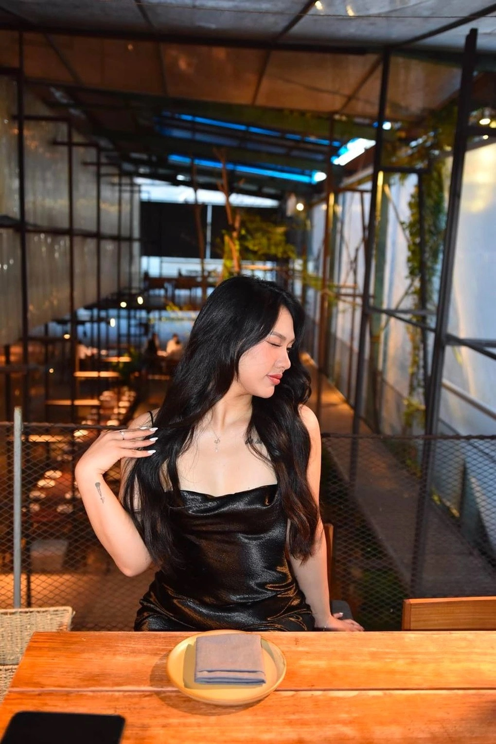 Sau khi giảm cân, cô tự tin diện những mẫu đầm giúp khoe vóc dáng hơn. Thiết kế 2 dây hay trễ vai được ưa chuộng hơn cả. Với áo phông, cô cũng chú trọng chọn kiểu dáng ôm sát cơ thể (Ảnh: FBNV). Sau khi giảm cân, cô tự tin diện những mẫu đầm giúp khoe vóc dáng hơn. Thiết kế 2 dây hay trễ vai được ưa chuộng hơn cả. Với áo phông, cô cũng chú trọng chọn kiểu dáng ôm sát cơ thể (Ảnh: FBNV).