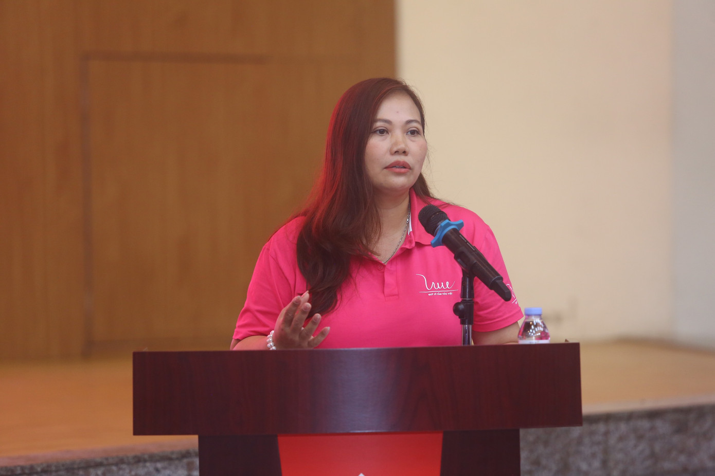 Bà Vũ Thu Hằng - Giám đốc Truyền thông Ngân hàng TMCP Bắc Á - Đại diện Tập đoàn TH và Quỹ Vì Tầm Vóc Việt. Ảnh: Duy Phạm