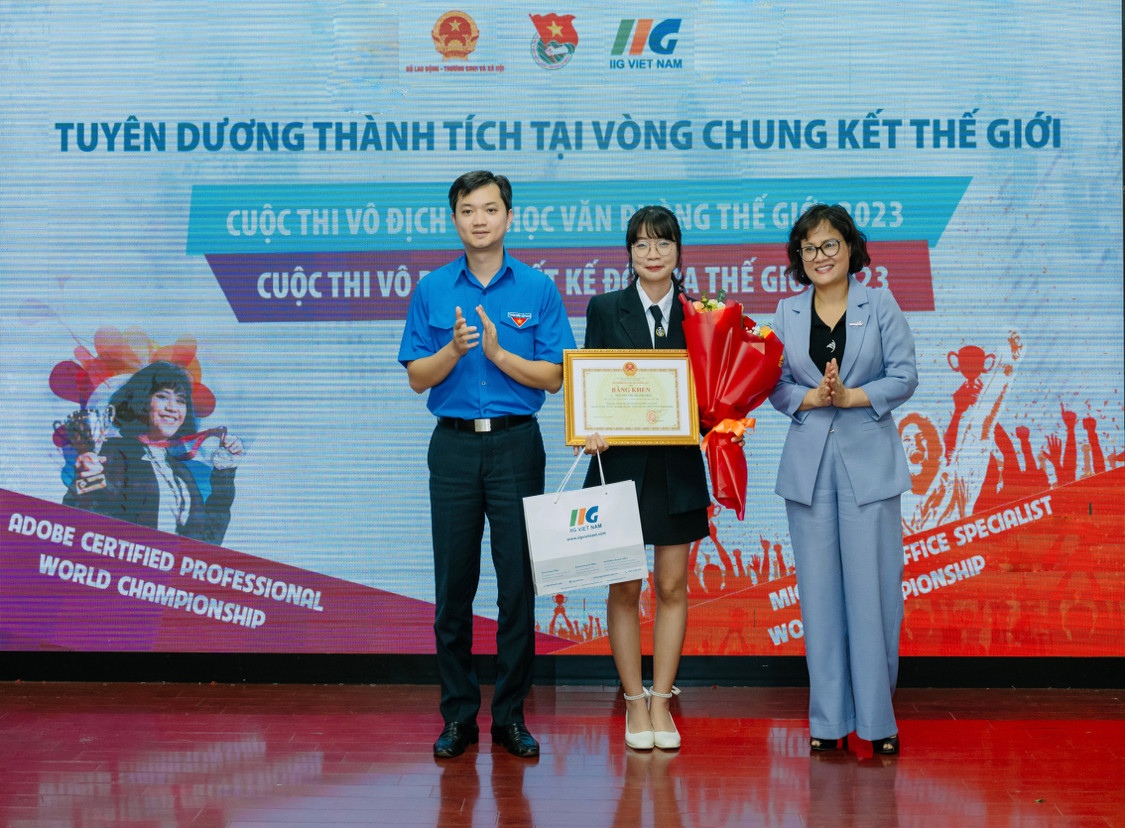 Anh Nguyễn Minh Triết - Bí thư T.Ư Đoàn, Chủ tịch T.Ư Hội SVVN trao khen thưởng cho thí sinh có thành tích tại Vòng chung kết thế giới mùa giải 2023. Anh Nguyễn Minh Triết - Bí thư T.Ư Đoàn, Chủ tịch T.Ư Hội SVVN trao khen thưởng cho thí sinh có thành tích tại Vòng chung kết thế giới mùa giải 2023.