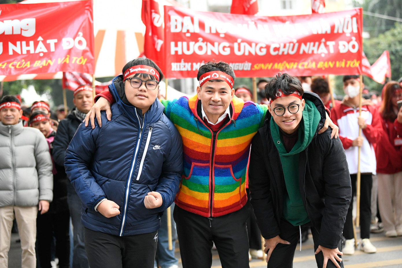 Từ sáng sớm, nghệ sĩ Xuân Bắc đã cùng hai con trai tới tham dự hưởng ứng Ngày hội Chủ Nhật Đỏ tại Trường Đại học Bách Khoa. Ảnh: Như Ý