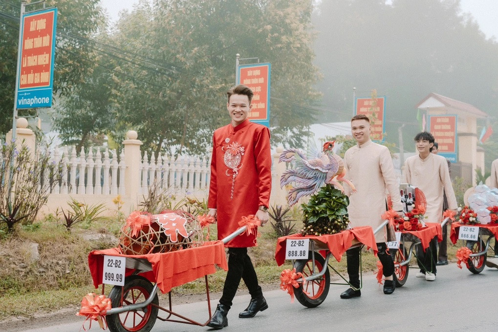 Chú rể Sơn Tùng dùng xe rùa chở sính lễ đi hỏi vợ (Ảnh: NVCC).