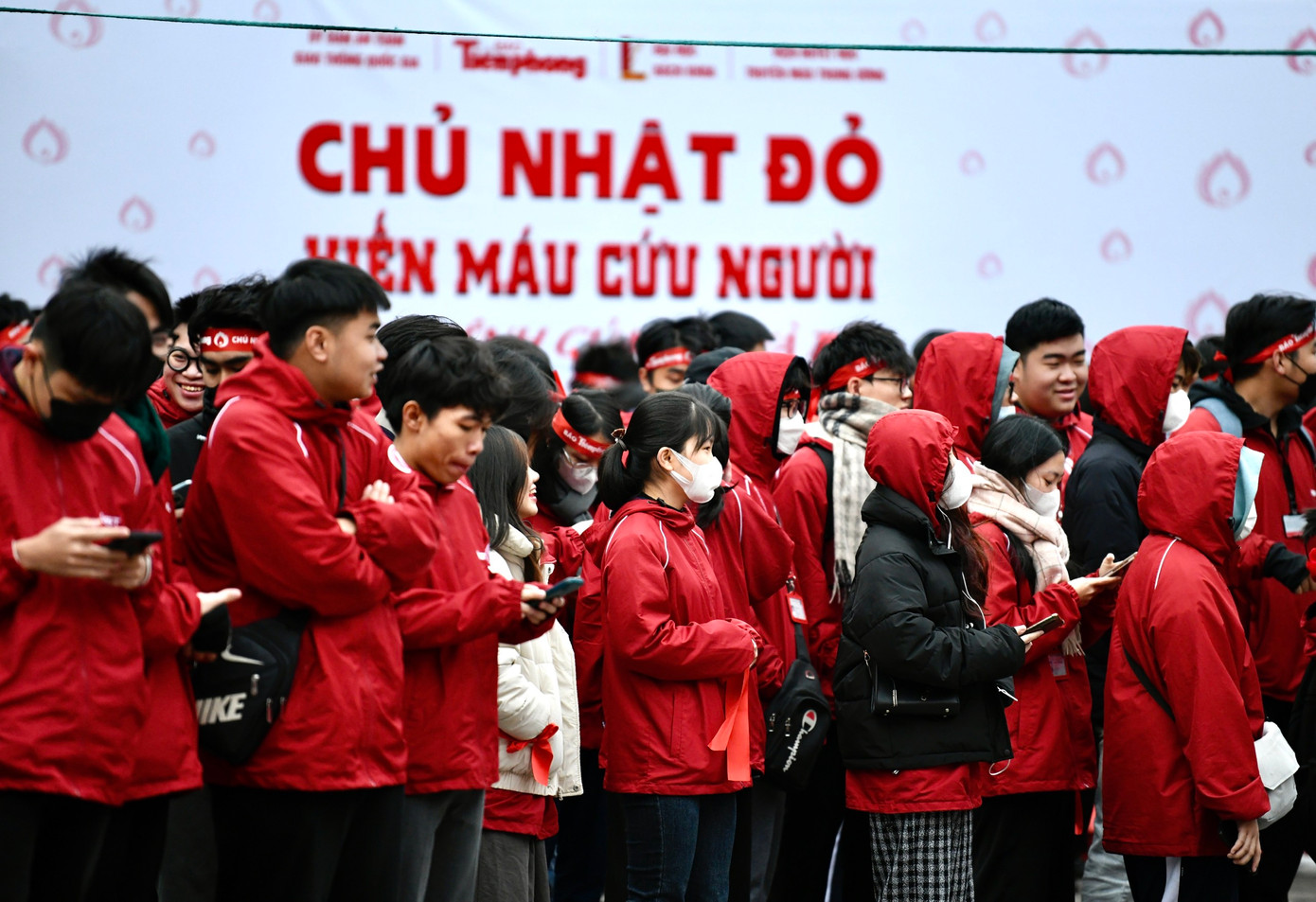 Hôm nay 24/12, dù thời tiết Hà Nội rét đậm nhưng từ sáng sớm, tại Trường Đại học Bách Khoa đã có rất đông các bạn sinh viên, thanh niên hào hứng đến hưởng ứng tham gia Ngày hội ý nghĩa Chủ Nhật Đỏ. Ảnh: Như Ý