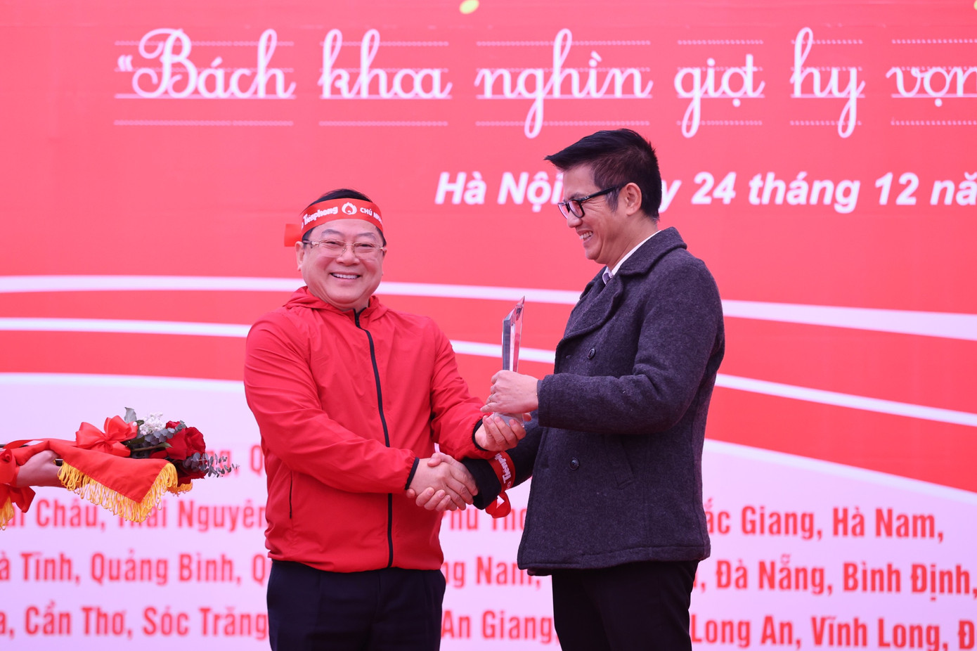 Tri ân sự đóng góp quan trọng trong việc khởi sướng Chủ Nhật Đỏ, Nhà báo Lê Xuân Sơn đại diện BTC Chủ Nhật Đỏ trao Kỷ niệm chương tri ân và hoa cho ông Đoàn Công Huynh.