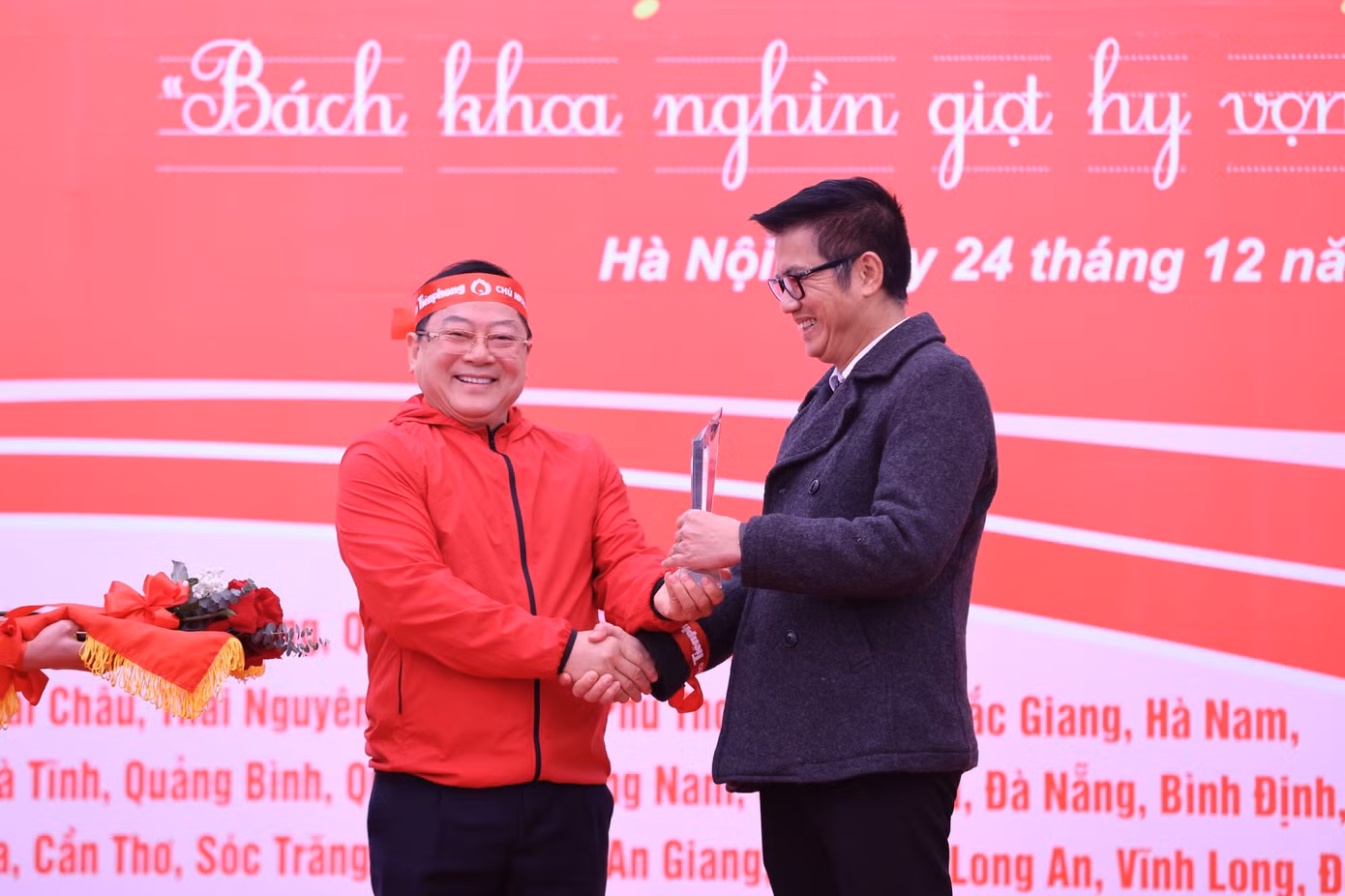 Tri ân sự đóng góp quan trọng trong việc khởi sướng Chủ Nhật Đỏ, Nhà báo Lê Xuân Sơn đại diện BTC Chủ Nhật Đỏ trao Kỷ niệm chương tri ân và hoa cho ông Đoàn Công Huynh.