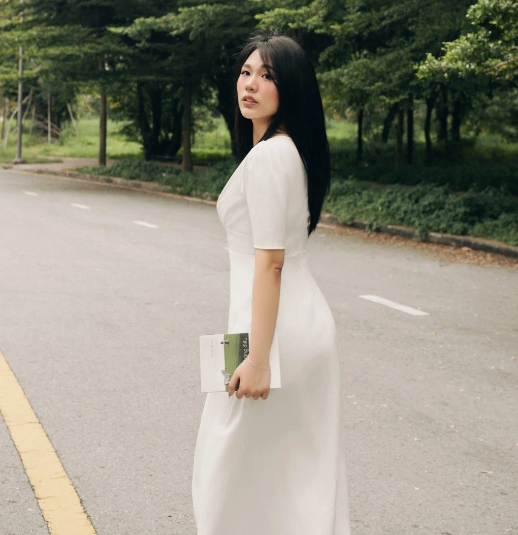 Ngoài ca hát, Bích Trâm còn có niềm đam mê với lĩnh vực chiêm tinh học. Việc Trâm chia sẻ điều này khi tham gia "Ai là triệu phú" khiến nhiều khán giả nhận thấy, cô càng có sức hấp dẫn, trông bí ẩn hơn (Ảnh: FBNV). Ngoài ca hát, Bích Trâm còn có niềm đam mê với lĩnh vực chiêm tinh học. Việc Trâm chia sẻ điều này khi tham gia "Ai là triệu phú" khiến nhiều khán giả nhận thấy, cô càng có sức hấp dẫn, trông bí ẩn hơn (Ảnh: FBNV).