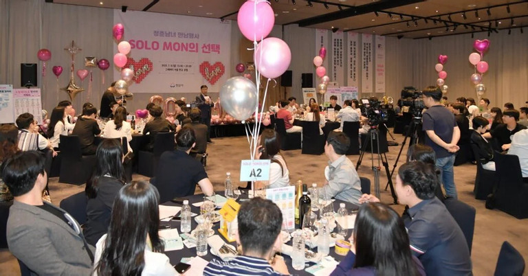 Nhiều chuyên gia cho rằng những sự kiện mai mối này không giải quyết được nguyên nhân cốt lõi của tình trạng tỷ lệ sinh thấp.