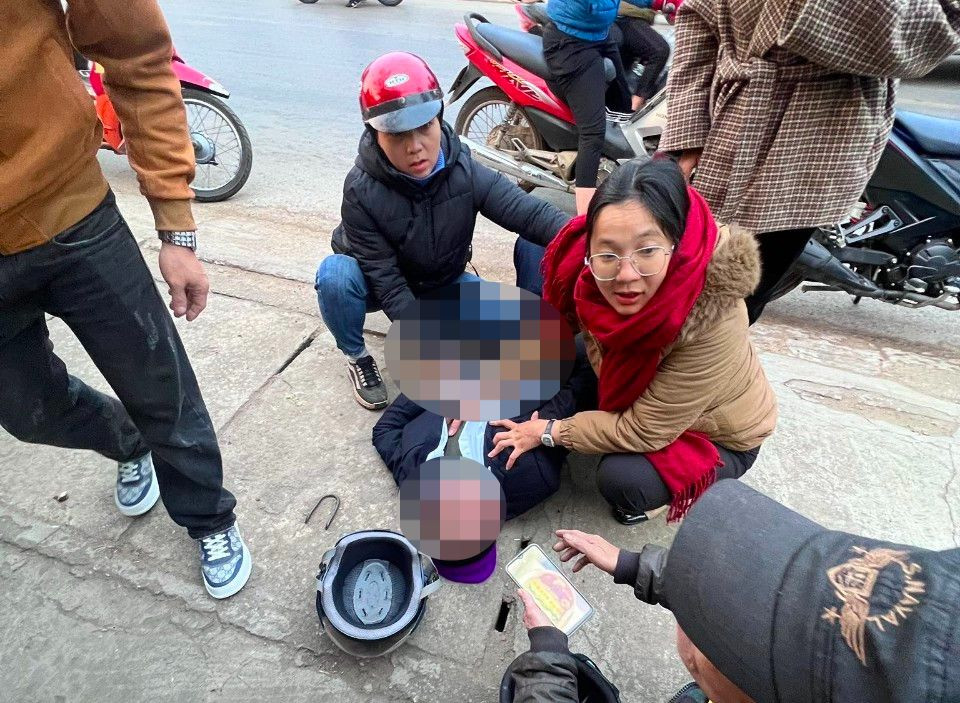 Chị Nguyễn Thị Nguyệt (khăn đỏ) cùng cán bộ Đoàn phường và người dân sơ cứu cho người đàn ông đột quỵ ngất xỉu trên đường.