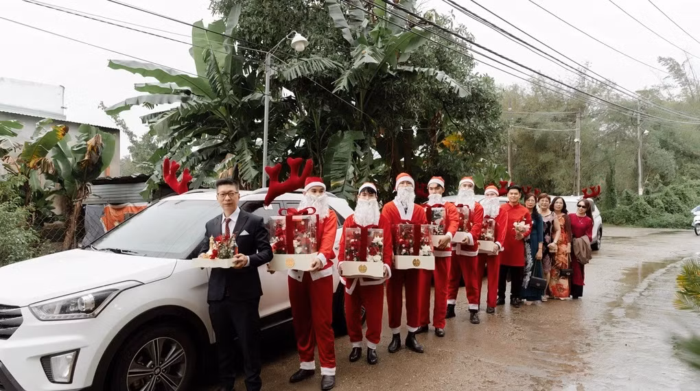 Dàn bê tráp nam hóa thân "ông già Noel", xe và tráp cũng được trang trí theo phong cách lễ hội.