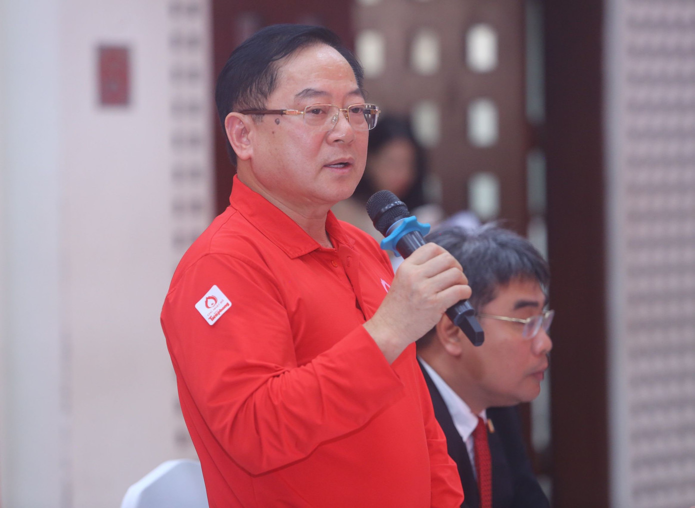 Nhà báo Lê Xuân Sơn chia sẻ trong buổi họp báo chương trình Chủ Nhật Đỏ. Ảnh: Duy Phạm