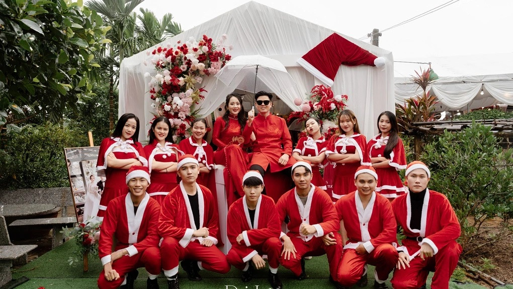 Cô dâu chú rể bên dàn bê tráp.