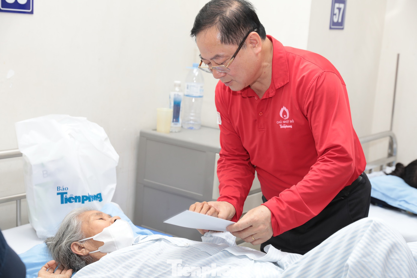Nhà báo Lê Xuân Sơn - Tổng Biên tập báo Tiền Phong thăm hỏi, động viên bệnh nhân đang điều trị tại Viện Huyết học - Truyền máu Trung ương. Ảnh: Hồng Vĩnh Nhà báo Lê Xuân Sơn - Tổng Biên tập báo Tiền Phong thăm hỏi, động viên bệnh nhân đang điều trị tại Viện Huyết học - Truyền máu Trung ương. Ảnh: Hồng Vĩnh