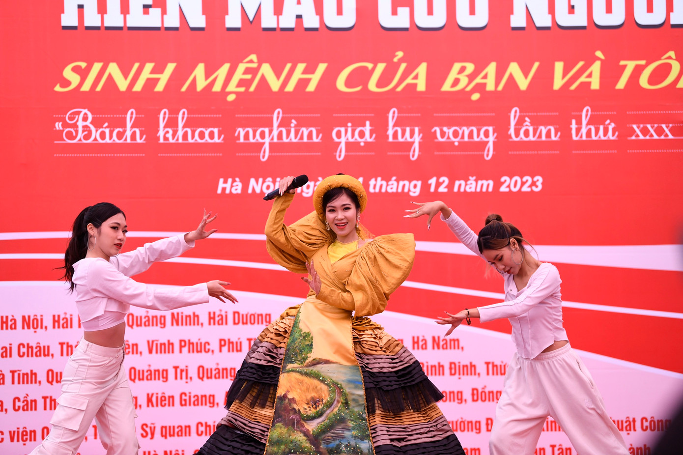 Nữ ca sĩ Hà Myo - Gương mặt trẻ Việt Nam tiêu biểu năm 2022 đã mang đến tiết mục đặc sắc khuấy động chương trình Chủ Nhật Đỏ. Ảnh: Như Ý