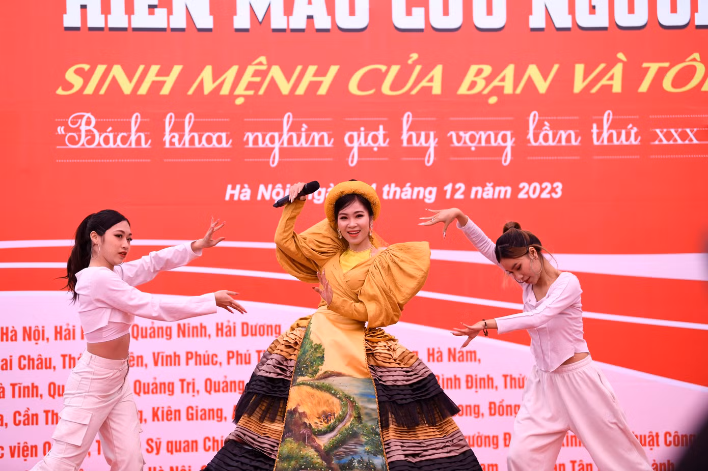 Nữ ca sĩ Hà Myo - Gương mặt trẻ Việt Nam tiêu biểu năm 2022 đã mang đến tiết mục đặc sắc khuấy động chương trình Chủ Nhật Đỏ. Ảnh: Như Ý
