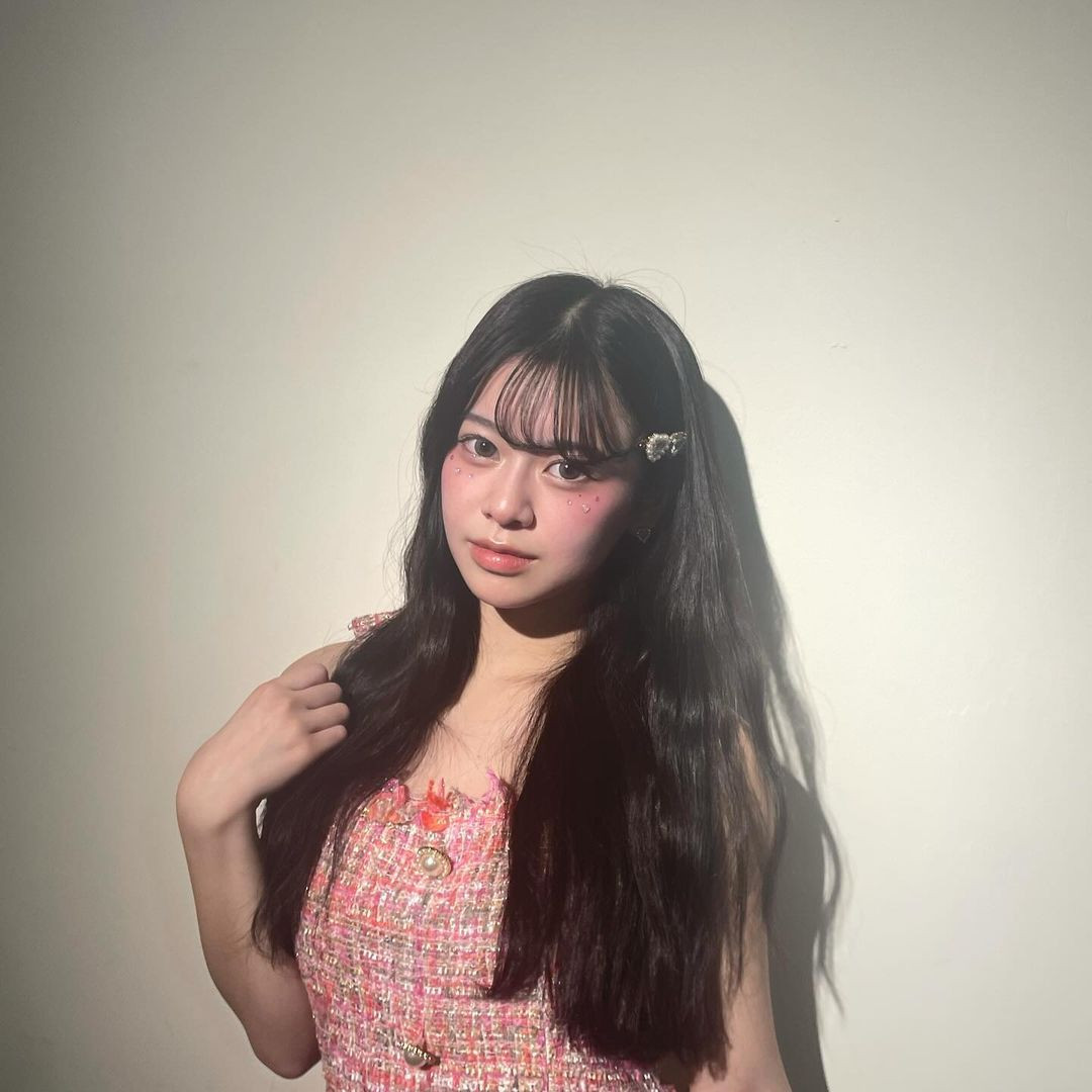 Risa có đôi mắt to và gương mặt xinh xắn như búp bê. Nữ sinh ưa chuộng trang điểm nhẹ để tôn lên vẻ ngọt ngào trong veo.