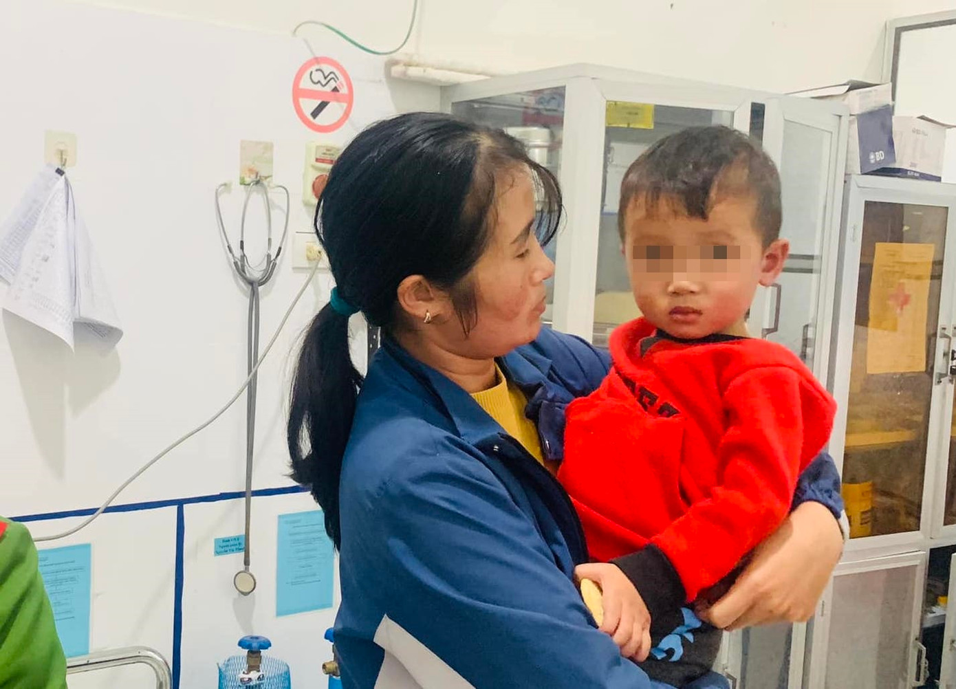 Cháu Phúc A. được đưa đi bệnh viện tuyến trên để kiểm tra sức khỏe tổng quát.