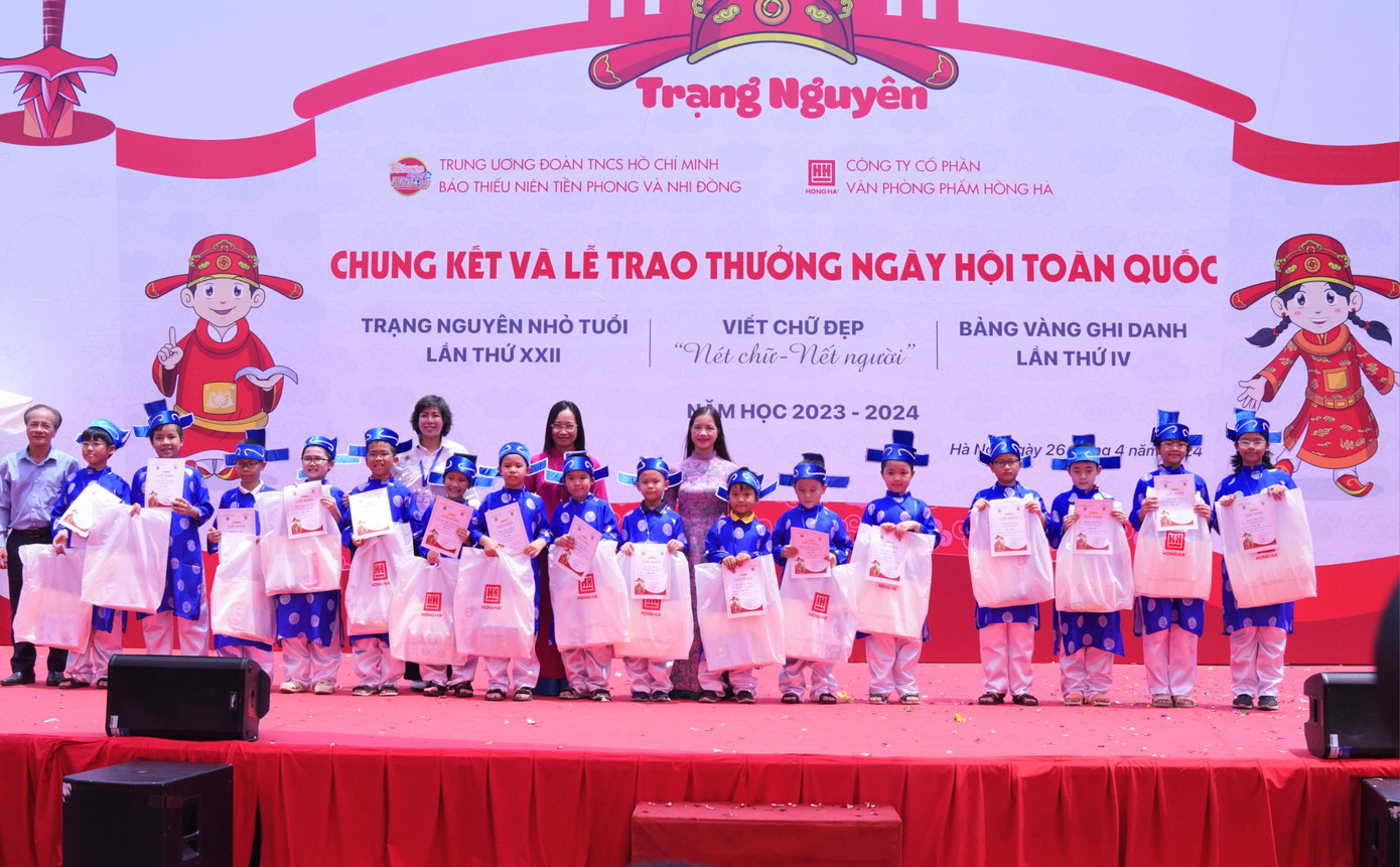 16 học sinh đoạt giải Bảng nhãn của Trạng nguyên nhỏ tuổi.