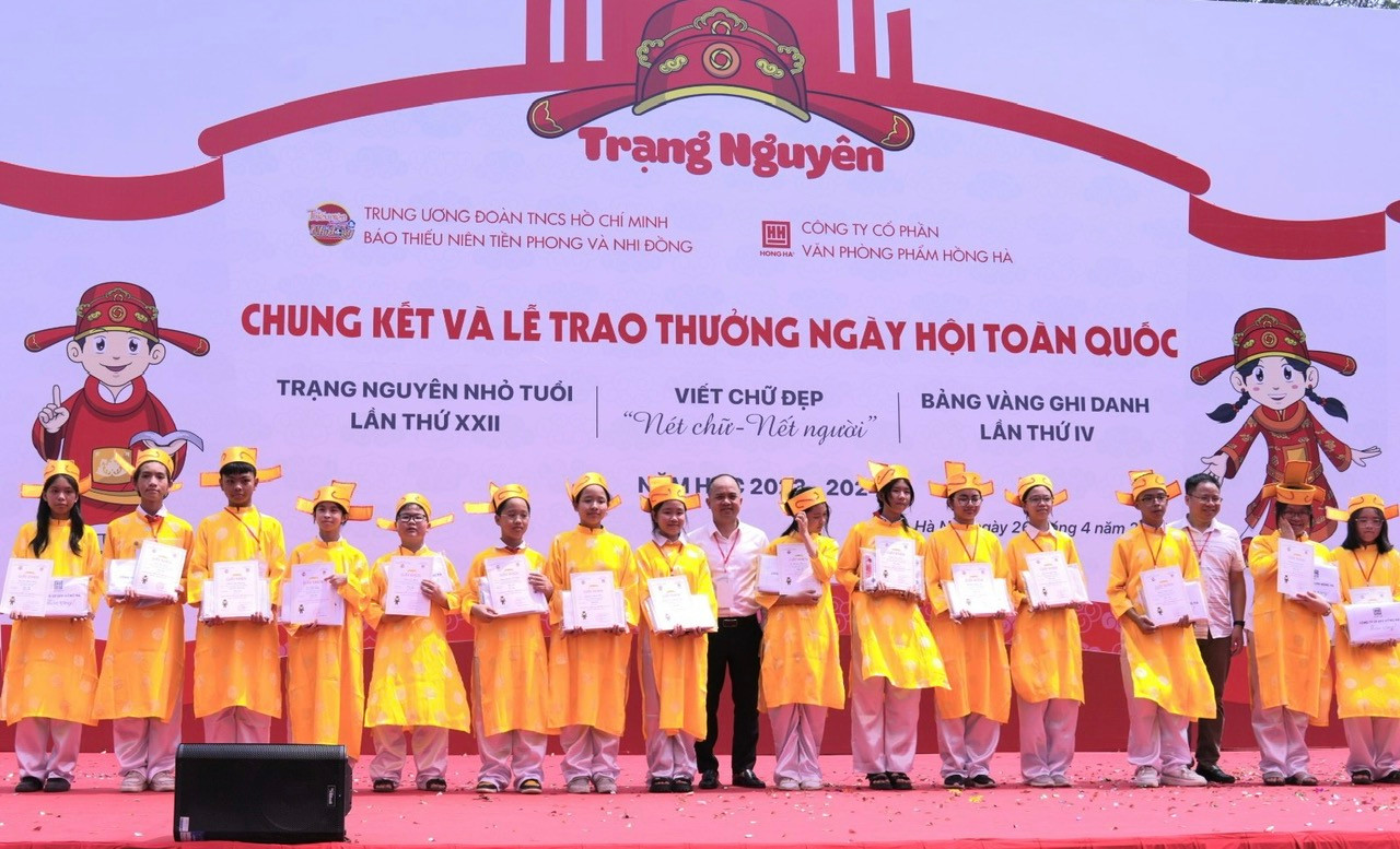 Các em đoạt giải Thám hoa hội thi Bảng vàng ghi danh.