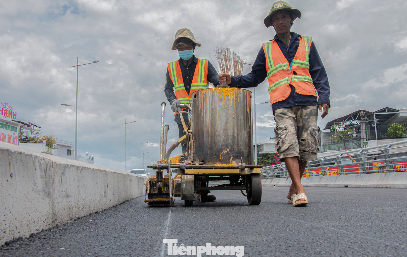 Hạng mục kẻ vạch đường cũng được gấp rút tiến hành trong chiều 31/8.