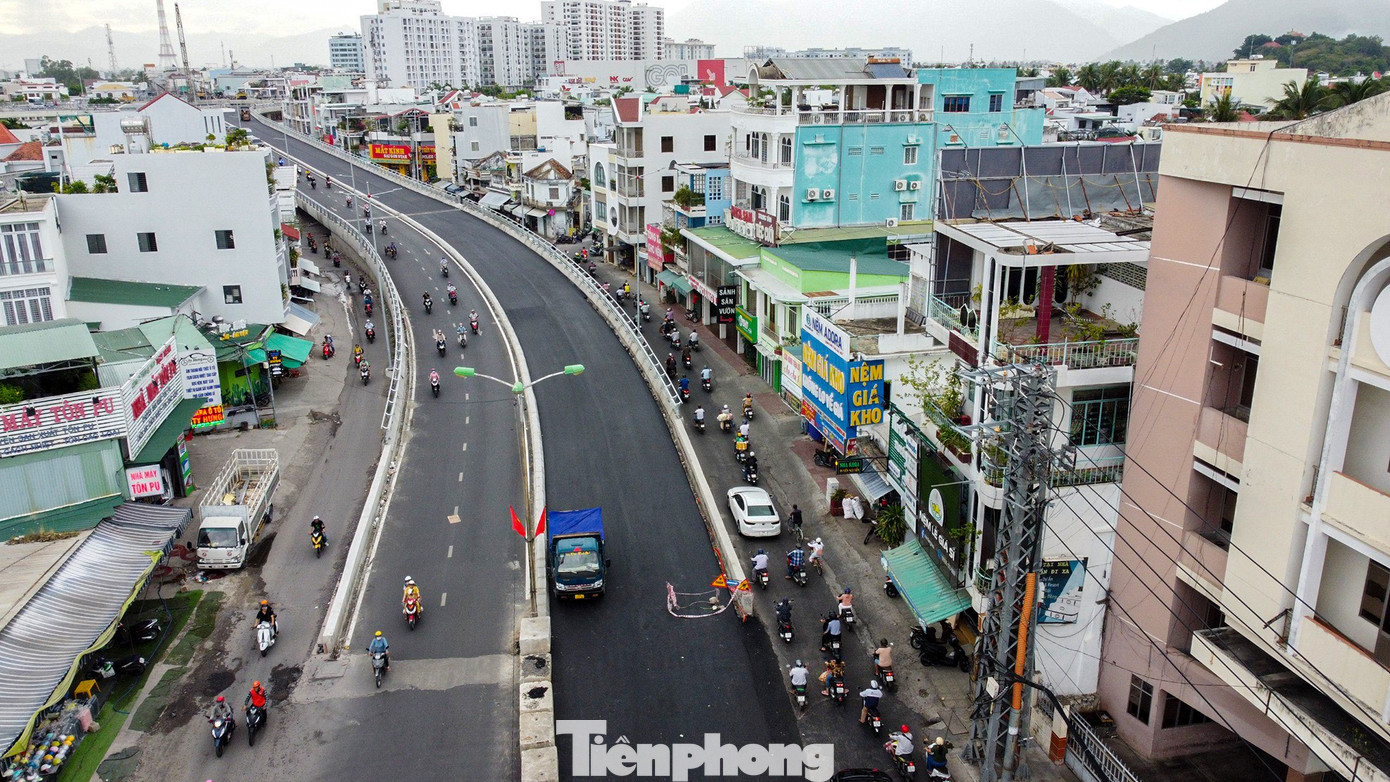 Đến chiều 31/8, công đoạn thảm nhựa đã hoàn thành, hiện các công nhân đang triển khai những hạng mục cuối cùng trước ngày 2/9.