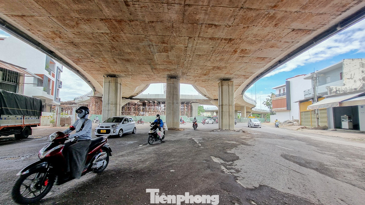 Dự án thông xe không chỉ giải quyết nhu cầu cấp thiết ở "điểm nghẽn" nút giao thông đường 23 Tháng 10 với đường sắt Bắc - Nam, mà còn là sự mong mỏi của người dân ở khu vực dự án. "Sáu năm dự án thi công không chỉ gia đình tôi chịu khổ mà hàng chục hộ khác vì nắng thì bụi bay mù mịt, mưa thì lầy lội. Hy vọng sau khi thông xe, chính quyền sẽ cho thi công rốt ráo các hạng mục phụ để trả lại cuộc sống bình thường cho người dân", ông Hòa, người dân ở khu vực dự án mong mỏi.