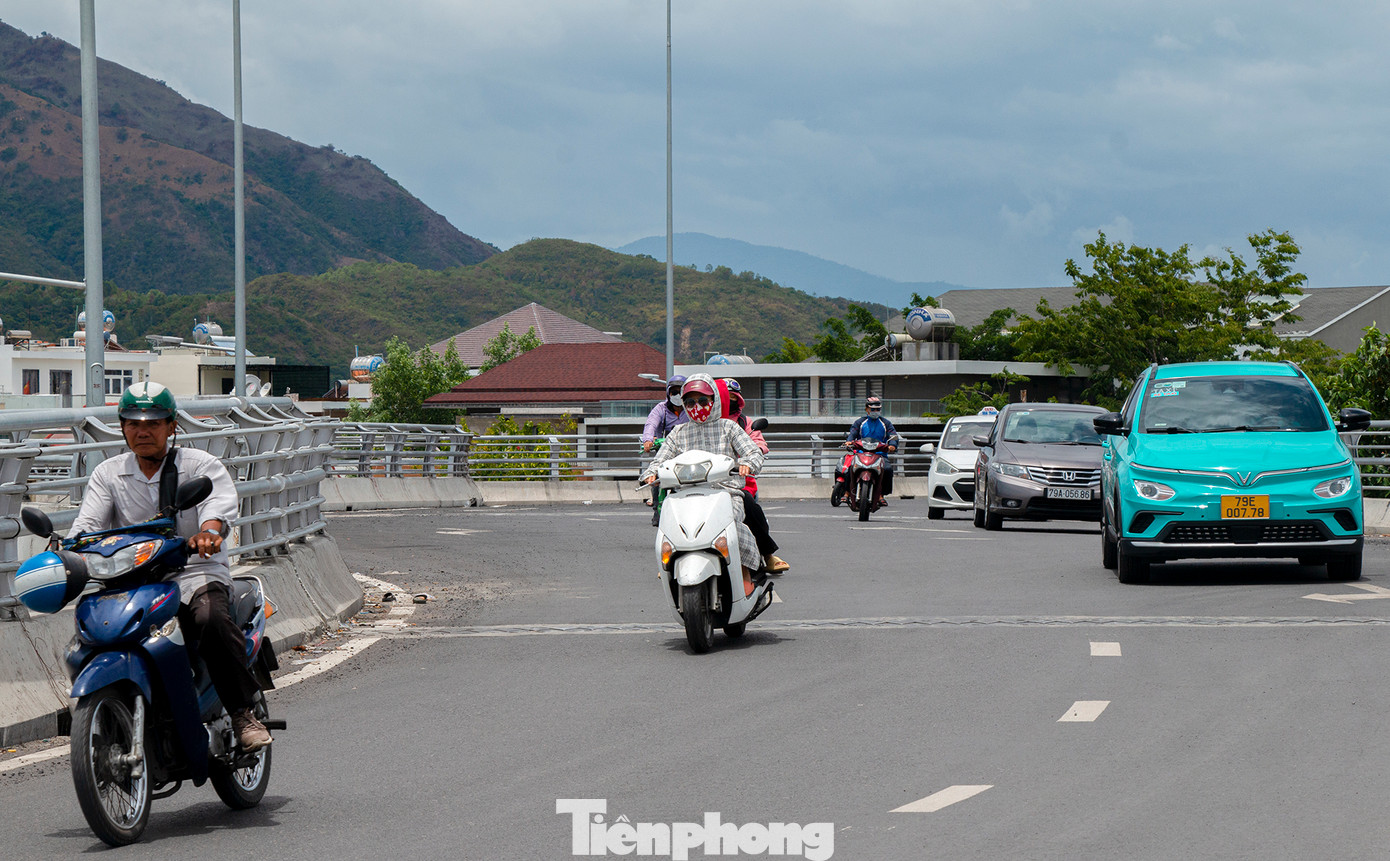 Ở chiều ngược lại, người dân sẽ lưu thông theo hướng từ đường 23/10 đi thẳng từ nhánh N1 đến nhánh N3 hoặc đi theo vòng xuyến vào nhánh N3 đến nhánh N2 rồi vào đường Vành đai 2 đến cầu Quán Trường.