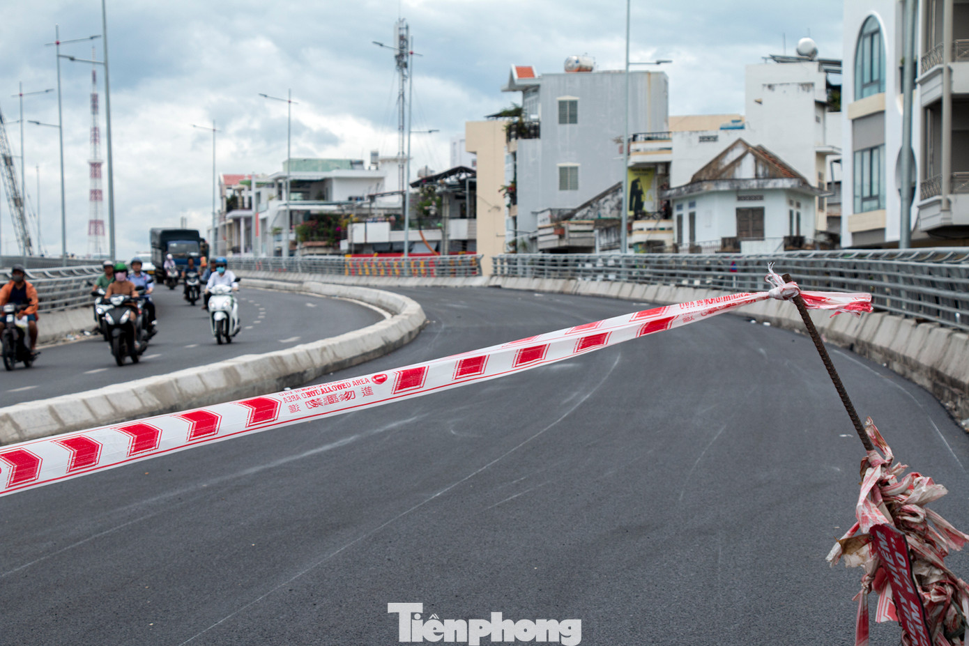 "Công đoạn thảm nhựa đã hoàn thành vào đêm 30/8. Trong ngày 31/8, những công việc cuối cùng sẽ được chúng tôi hoàn tất", đại diện đơn vị thi công dự án cho biết.