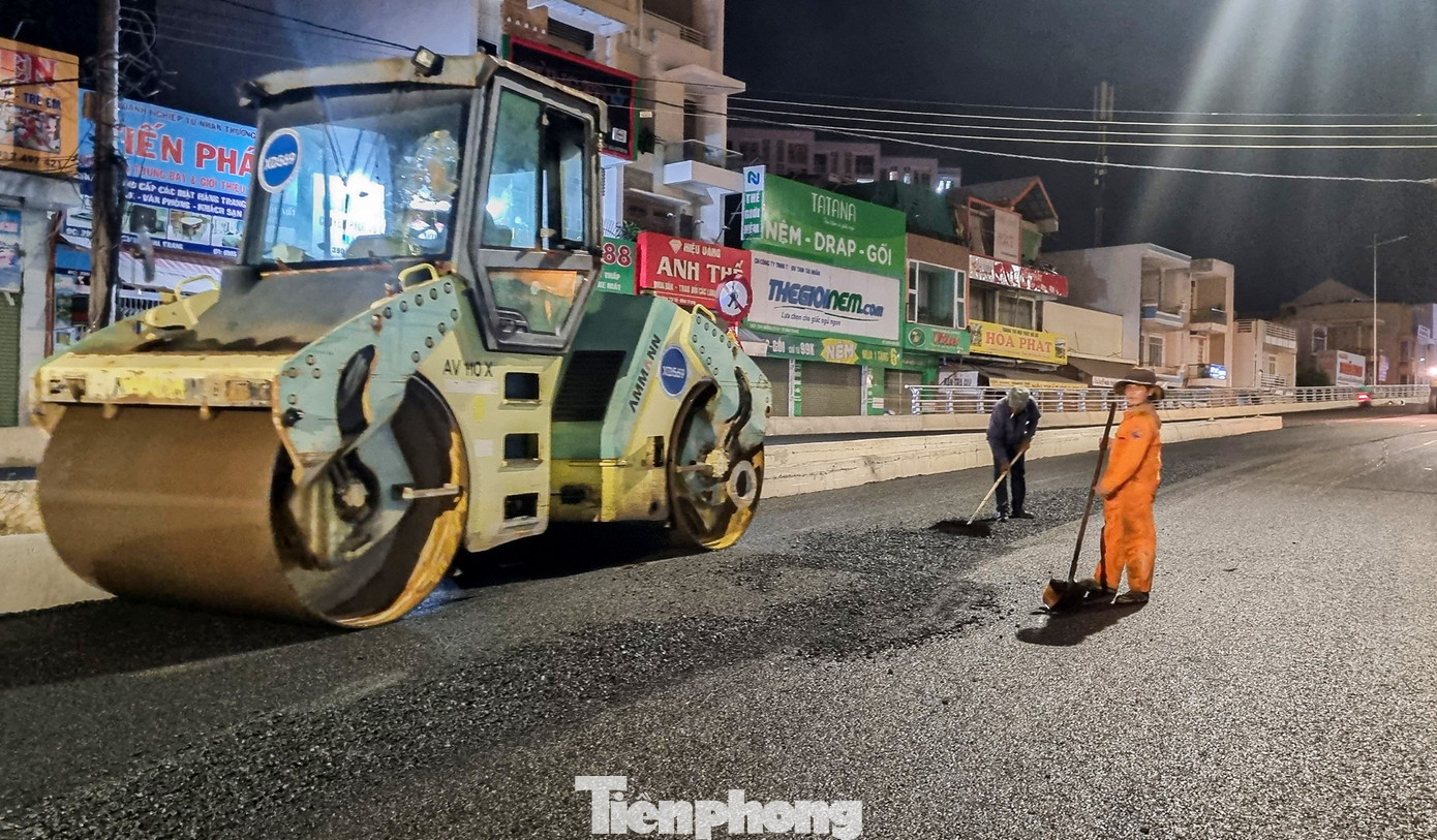 Để đảm bảo tiến độ thông xe đúng kế hoạch, đơn vị thi công đã huy động công nhân thi công 3 ca liên tục. Trong ảnh, các công nhân đang thảm nhựa những mét cuối cùng của dự án vào đêm 30/8.