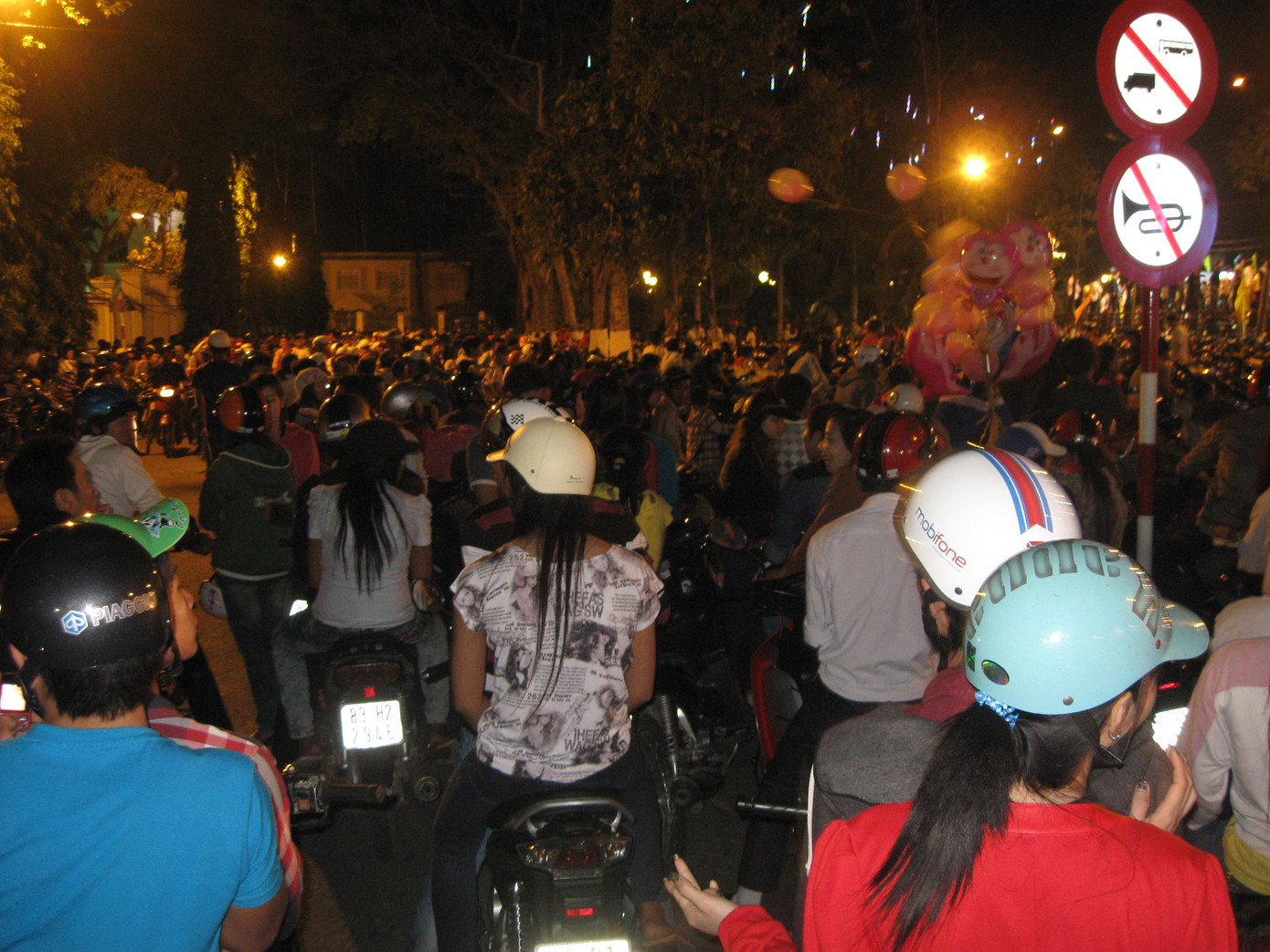 Biển người chờ xem bắn pháo hoa