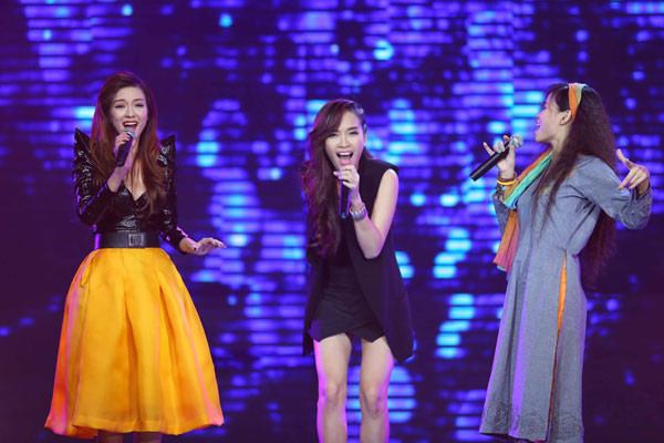 Từ trái qua: Đinh Hương, Ái Phương, Đồng Lan cùng hát trong ca khúc nhạc Pháp, Việt.