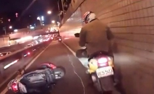 Nạn nhân có vẻ gặp nguy hiểm, nhưng người đàn ông này vẫn thản nhiên bỏ đi