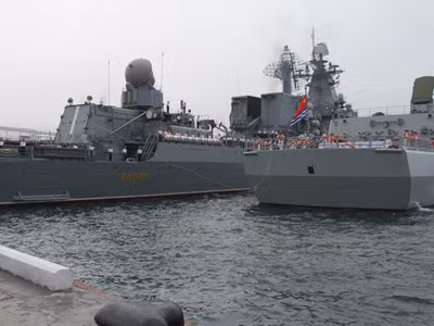 Tàu khu trục Shenyang (phải) của Trung Quốc neo đậu ở bến Vladivostok (Nga) hôm 5/7 để chuẩn bị tham gia tập trận chung. Ảnh: Xinhua