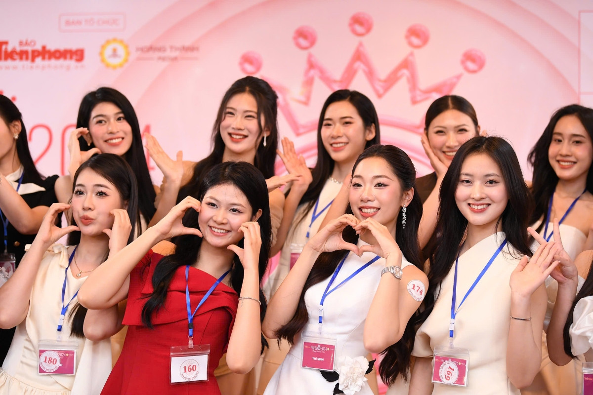 Thí sinh Hoa hậu Việt Nam 2024 rạng rỡ chụp ảnh cùng Hoa hậu Đỗ Thị Hà.