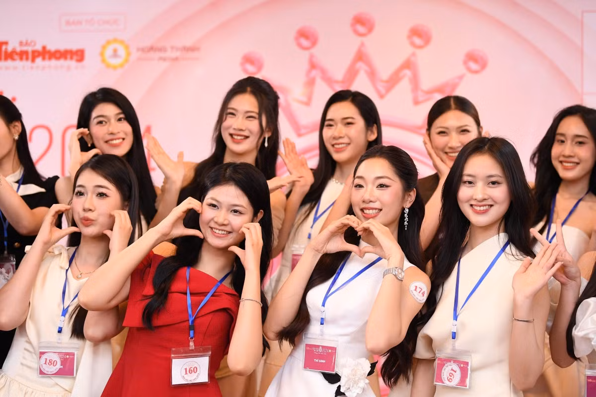 Thí sinh Hoa hậu Việt Nam 2024 rạng rỡ chụp ảnh cùng Hoa hậu Đỗ Thị Hà. Thí sinh Hoa hậu Việt Nam 2024 rạng rỡ chụp ảnh cùng Hoa hậu Đỗ Thị Hà.