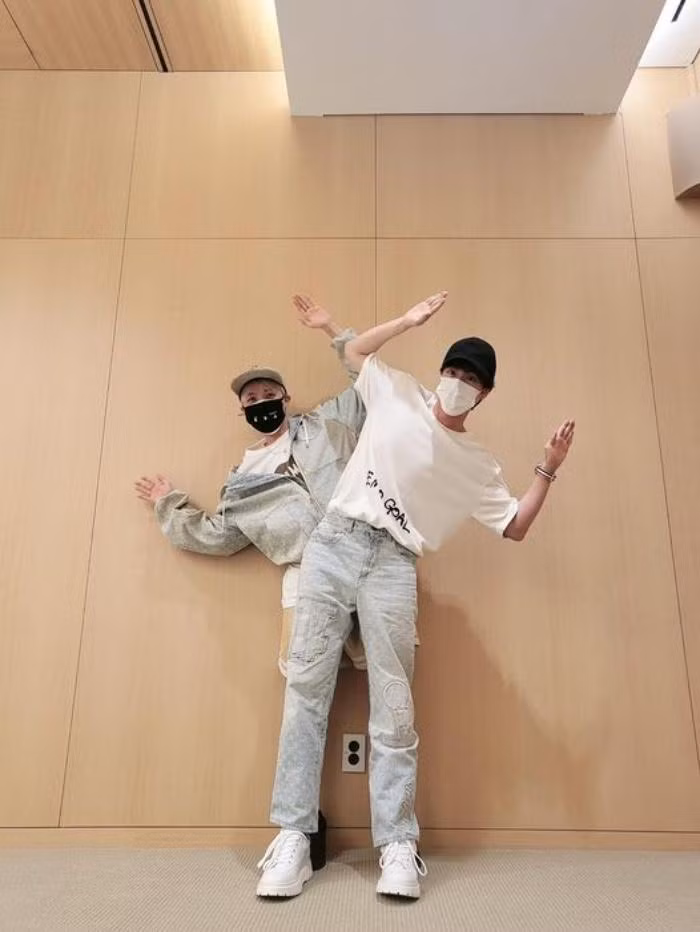 Jin khoe đồ đôi cùng j-hope. Jin mặc chiếc quần cùng bộ với chiếc áo của j-hope.