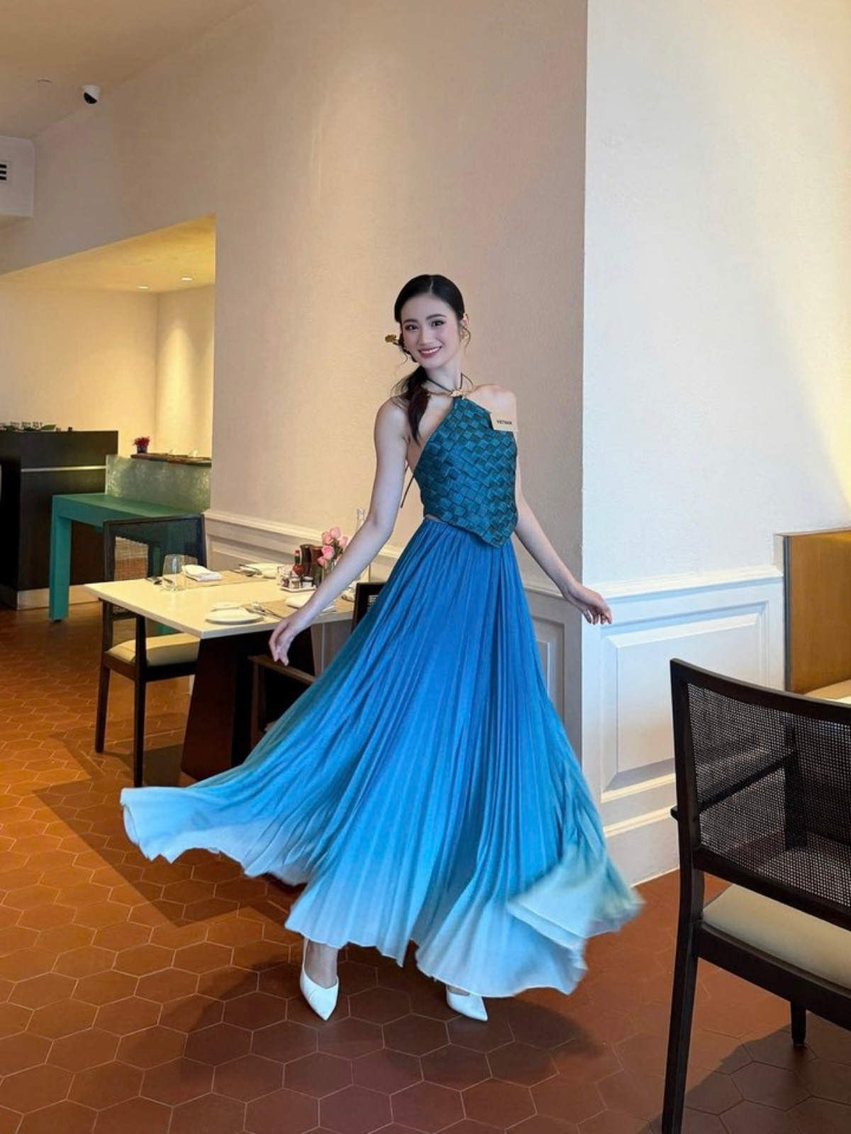 Trang phục của Ý Nhi trong ngày thứ 9 tiếp tục là màu xanh dương đặc trưng của Miss World, với chiếc áo yếm được làm theo kiểu đan nong mốt.