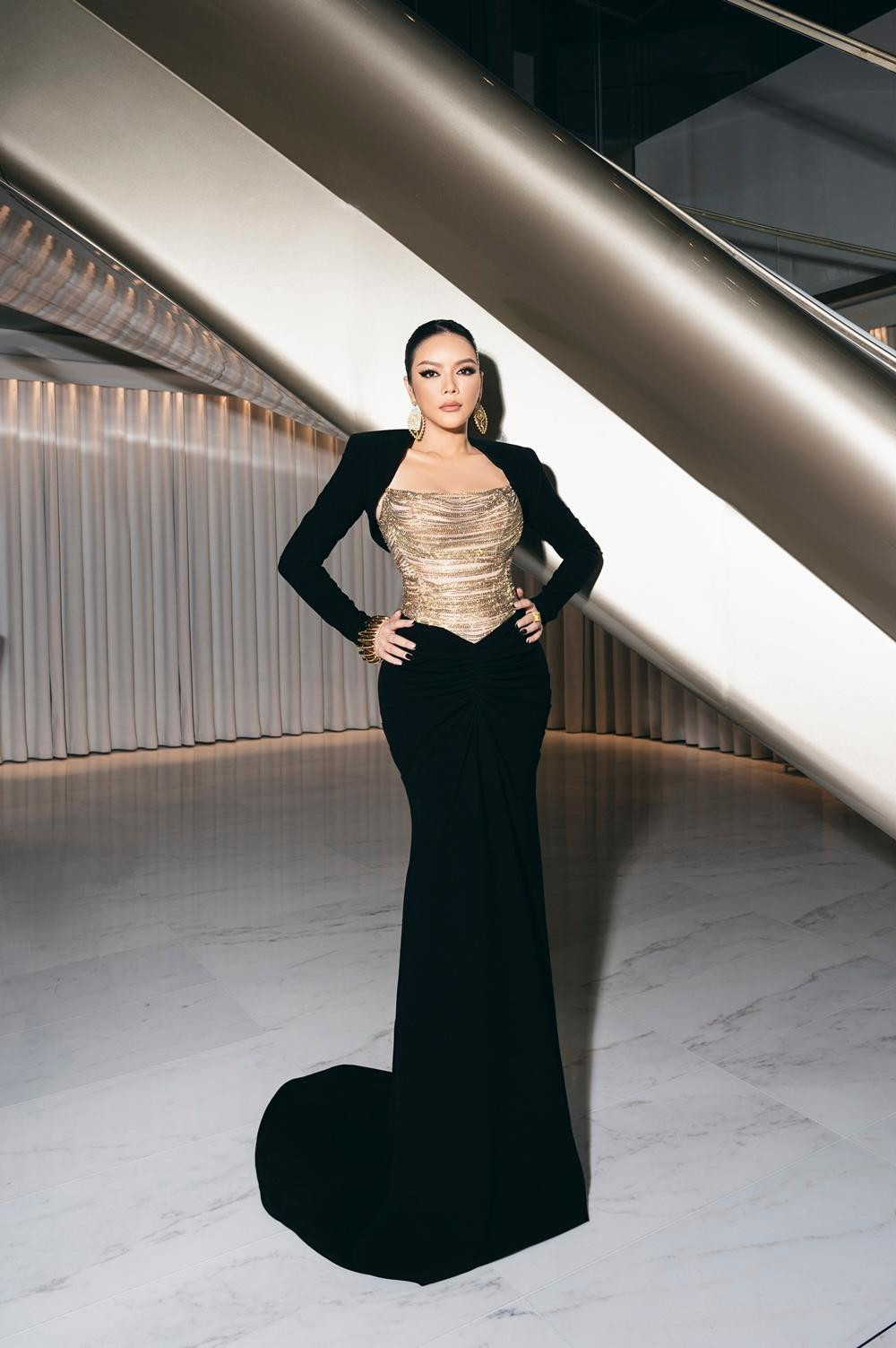 Lý Nhã Kỳ đẹp sang trọng đúng chuẩn phong cách minh tinh trong ngày thứ 4 tại Cannes 2022. Lý Nhã Kỳ đẹp sang trọng đúng chuẩn phong cách minh tinh trong ngày thứ 4 tại Cannes 2022.