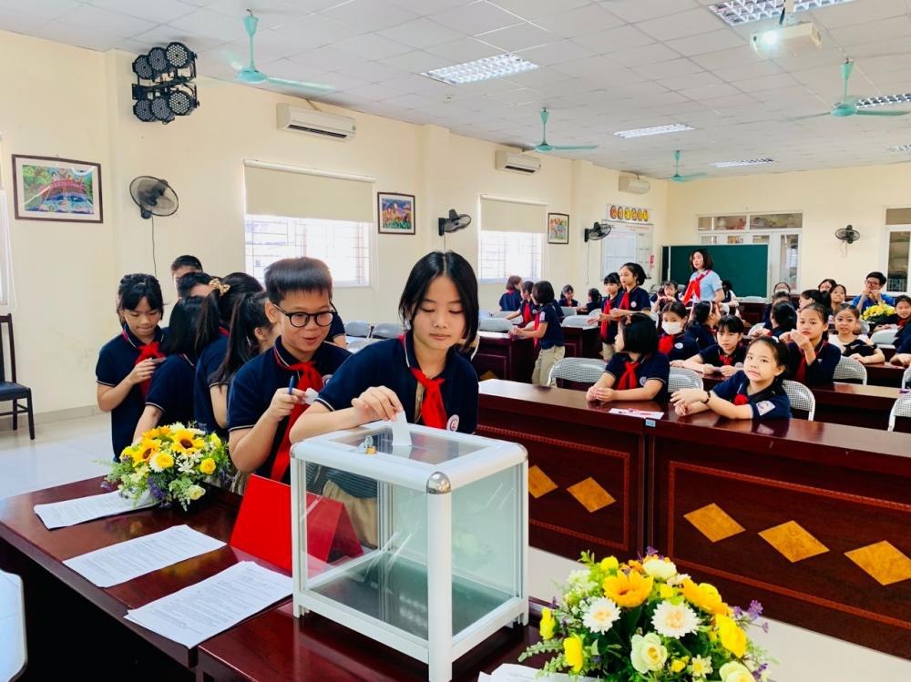 Các Đội viên bỏ phiếu bầu Ban Chỉ huy Liên đội cho năm học mới 2022 - 2023