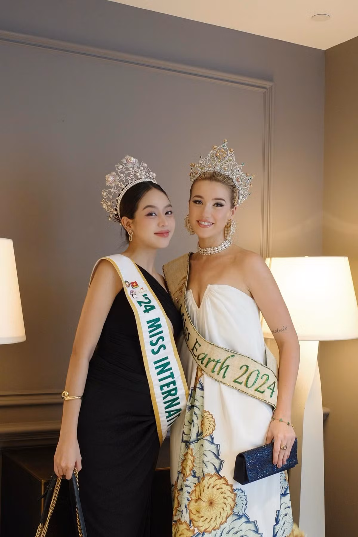 Hoa hậu Thanh Thủy và đương kim Hoa hậu Trái Đất 2204 người Úc Jessica Lane.