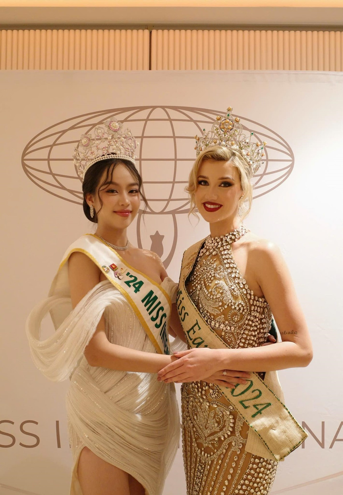 Hoa hậu Thanh Thủy và đương kim Hoa hậu Trái Đất 2204 người Úc Jessica Lane.