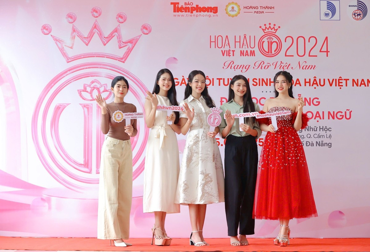 Hoa hậu Thanh Thủy chụp ảnh cùng các bạn sinh viên Đà Nẵng tới tham dự ngày hội tuyển sinh Hoa hậu Việt Nam 2024 tại trường Đại học Ngoại ngữ, Đại học Đà Nẵng.