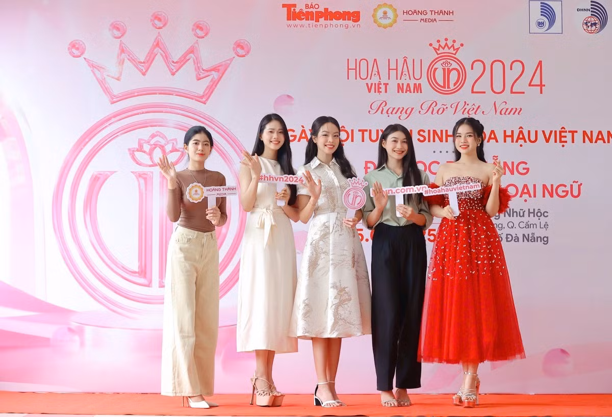 Hoa hậu Thanh Thủy chụp ảnh cùng các bạn sinh viên Đà Nẵng tới tham dự ngày hội tuyển sinh Hoa hậu Việt Nam 2024 tại trường Đại học Ngoại ngữ, Đại học Đà Nẵng.
