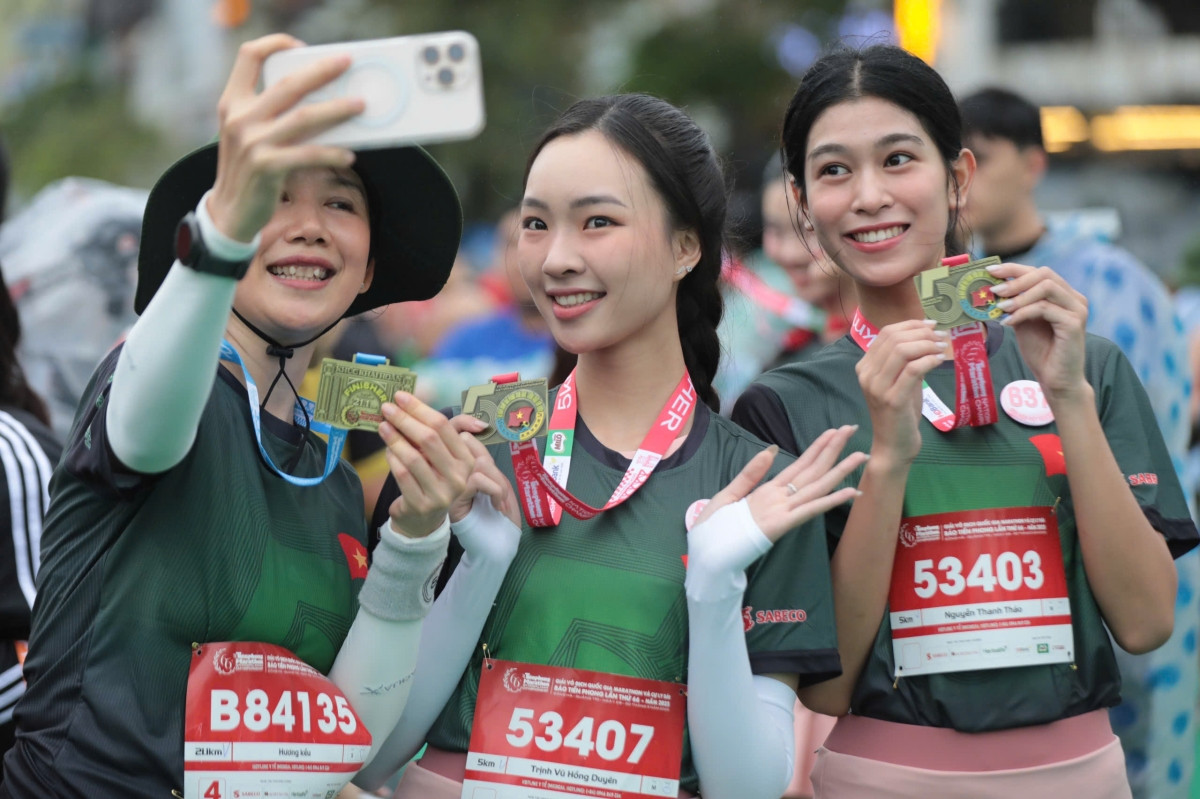 Các thí sinh Hoa hậu Việt Nam 2024 vui vẻ chụp ảnh kỷ niệm cùng các vận động viên. Các thí sinh Hoa hậu Việt Nam 2024 vui vẻ chụp ảnh kỷ niệm cùng các vận động viên.