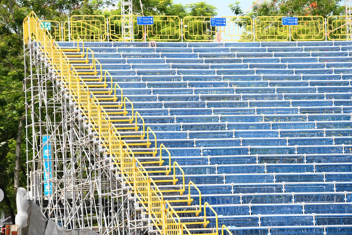 Khu vực khán đài với hàng ngàn chỗ ngồi đã sắp hoàn thiện.