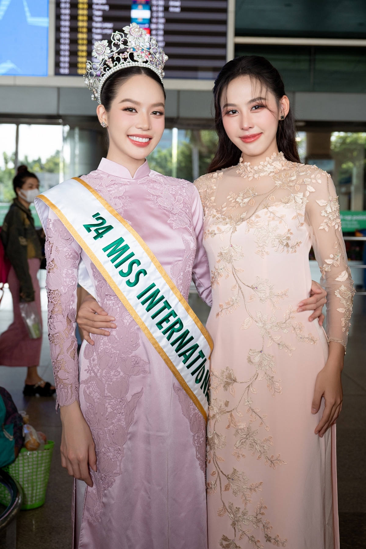 Á hậu Ngọc Hằng (trái) và Á hậu Ngọc Thảo (phải) ra sân bay đón Hoa hậu Thanh Thủy.