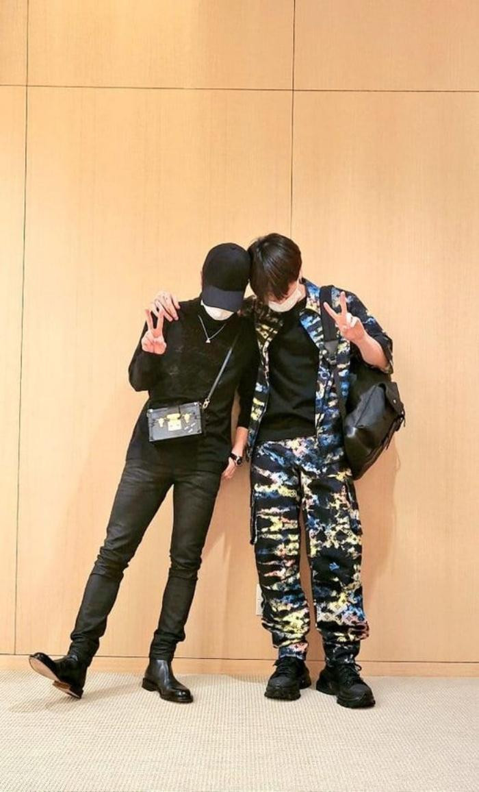 Jimin (trái) khoe ảnh chụp cùng em út Jung Kook (phải) trước giờ lên máy bay. Jimin (trái) khoe ảnh chụp cùng em út Jung Kook (phải) trước giờ lên máy bay.