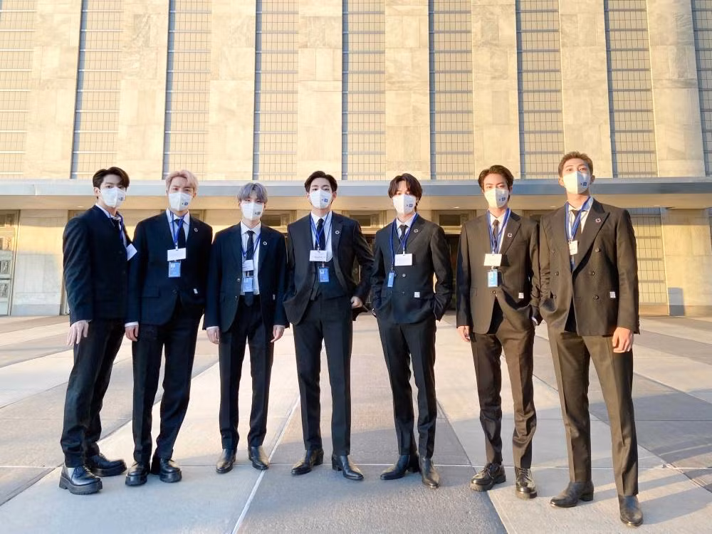 BTS chụp ảnh lưu niệm tại trụ sở Liên Hợp Quốc BTS chụp ảnh lưu niệm tại trụ sở Liên Hợp Quốc