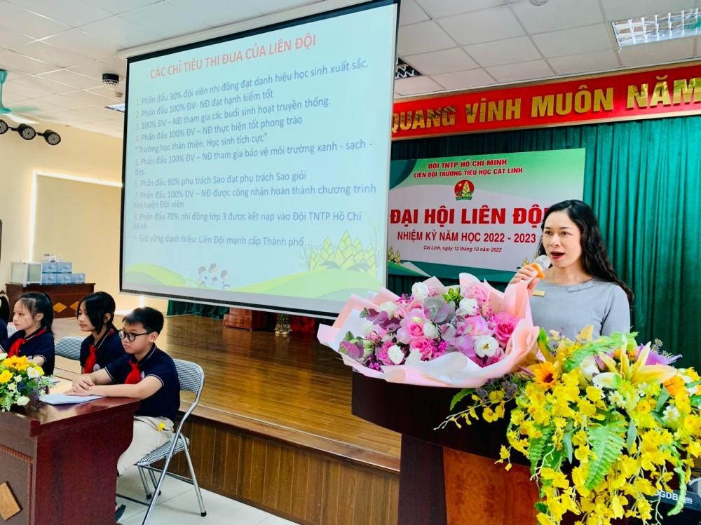 Cô Hiệu trưởng phát biểu trong Đại hội