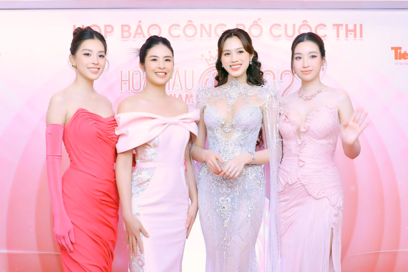 Dàn Hoa hậu Việt Nam qua các thời kỳ thân thiết tại sự kiện họp báo.
