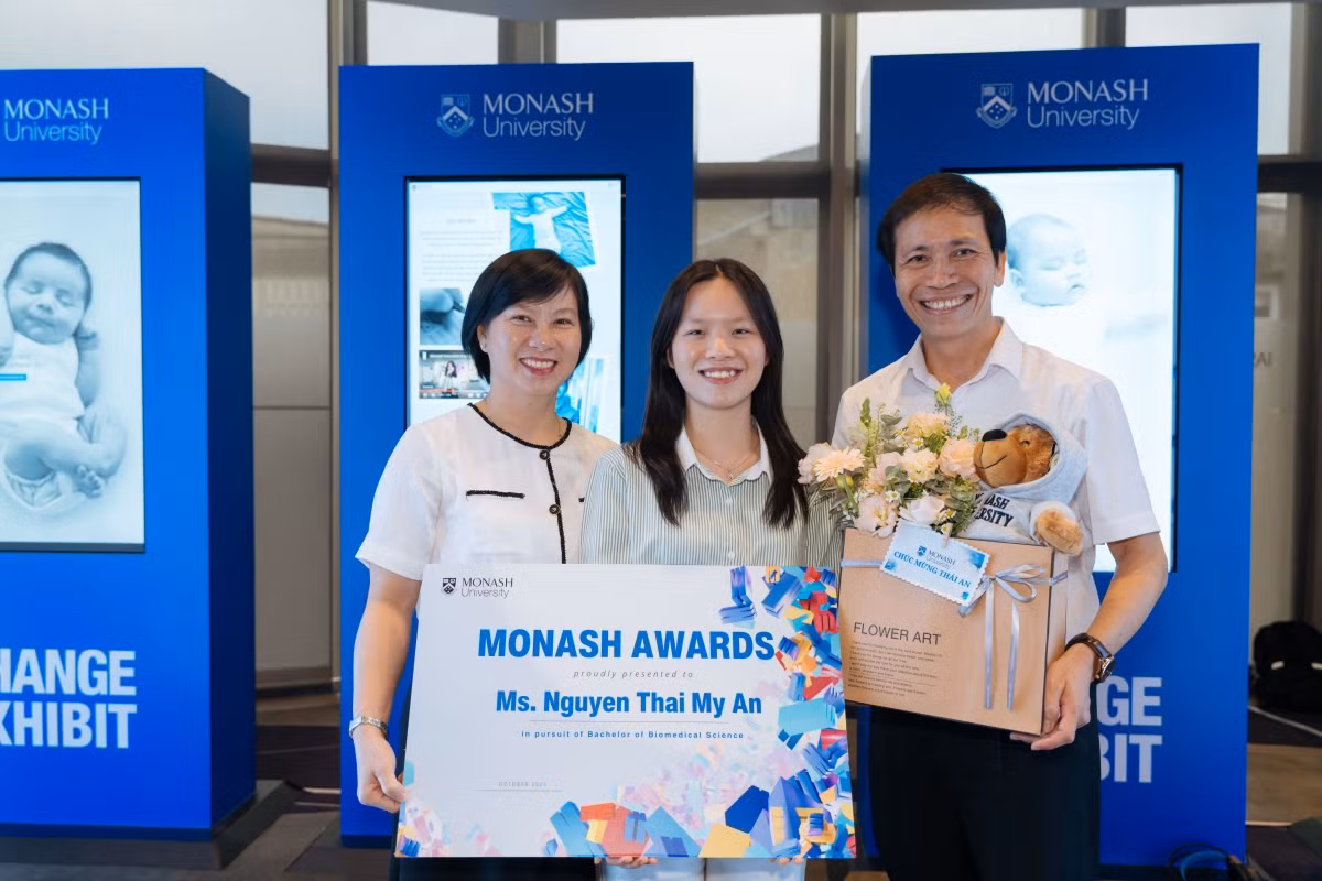 Mỹ An và bố mẹ chụp hình kỷ niệm sau khi nhận giải thưởng Monash vì những thành tích xuất sắc trong học tập.